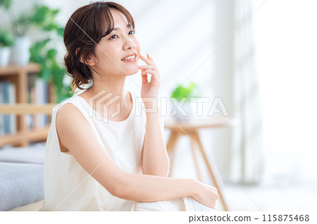 在客廳做護膚的年輕女人 115875468