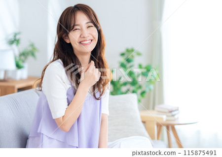 Young woman relaxing in the living room 115875491