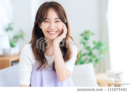 Young woman relaxing in the living room 115875492
