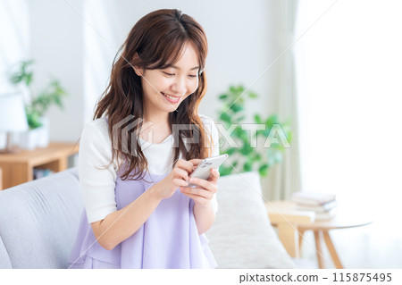 年輕女子在客廳放鬆 115875495