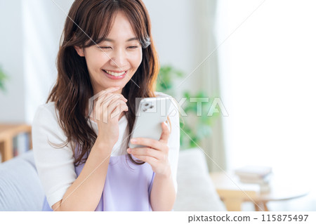 年輕女子在客廳放鬆 115875497