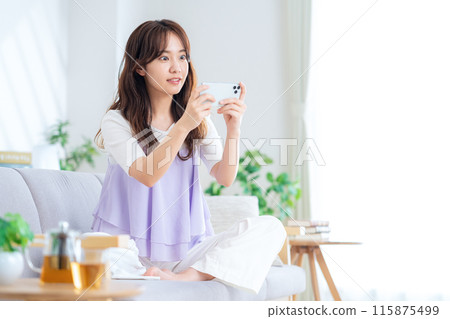 年輕女子在客廳放鬆 115875499