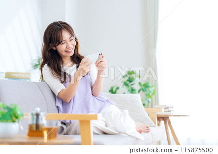 年輕女子在客廳放鬆 115875500