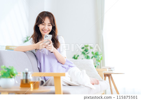 年輕女子在客廳放鬆 115875501