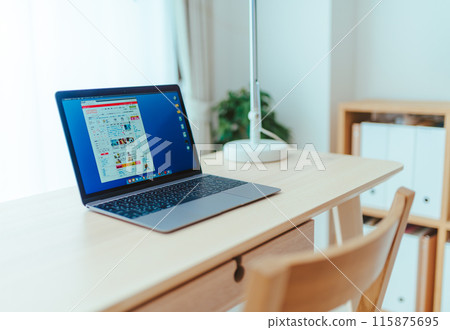 附有筆記型電腦和書桌的客房 115875695