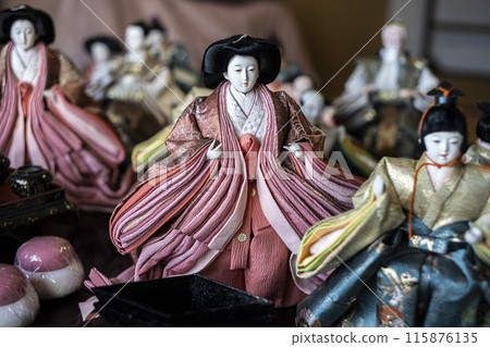 Hina dolls lined up 115876135