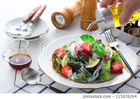 Healthy seaweed salad (with 5 kinds of seaweed, white wood ear mushroom, and konjac agar) 115876264