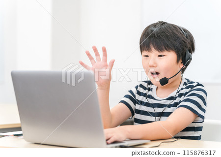 Elementary school boy studying online classes, correspondence education, online cram school 115876317