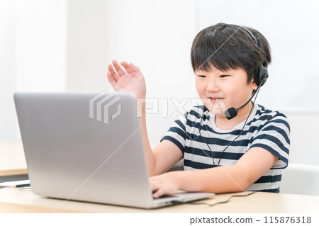 Elementary school boy studying online classes, correspondence education, online cram school Elementary school boy studying online classes, correspondence education, online cram school 115876318
