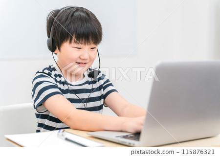 小學生上網課、函授、網路補習班學習 115876321