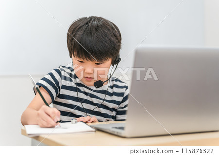 Elementary school boy studying online classes, correspondence education, online cram school Elementary school boy studying online classes, correspondence education, online cram school 115876322