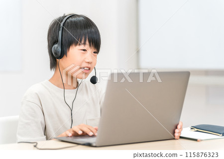 Japanese children using computers at programming school (school, cram school, elementary school student) Japanese children using computers at programming school (school, cram school, elementary school student) 115876323