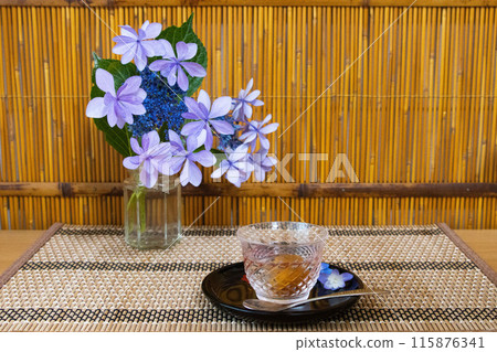 夏季障子屏風前的玻璃碗中供應梅子果凍 115876341