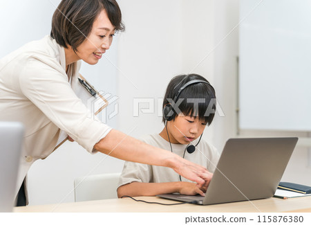 使用個人電腦進行 ICT 教育的教師和兒童（日本人） 115876380