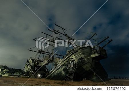 安裝在海濱公園的沉船遊樂場設備 115876392