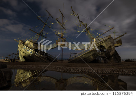 安裝在海濱公園的沉船遊樂場設備 115876394