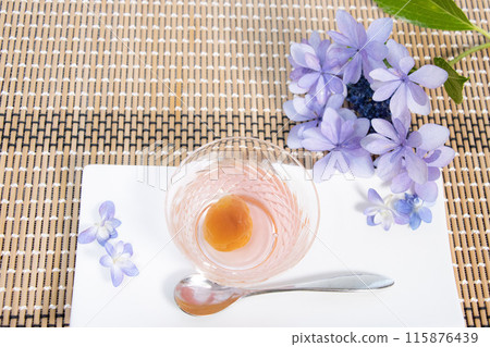 Plum jelly and hydrangea flowers on a Japanese style table mat 115876439