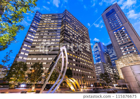 日本東京城市景觀新景觀，重生的大手町車站前。右邊的圓柱形是電梯=27號 115876675