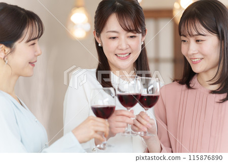 與朋友一起度過女孩之夜的婦女 與朋友一起度過女孩之夜的婦女 115876890