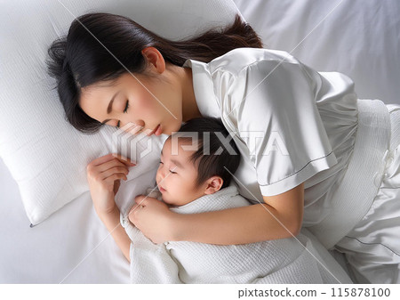 睡覺的媽媽和寶寶 115878100