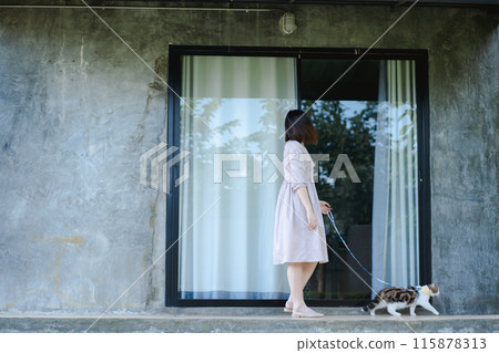 woman relax and travel with her scottish cat 115878313