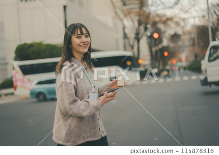 一位 20 歲的辦公室女士在休息時喝咖啡 115878316