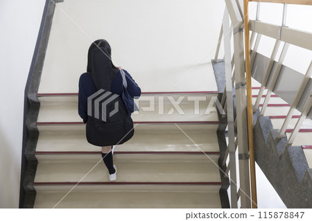 高中女孩背著吉他走上學校的樓梯 高中女孩背著吉他走上學校的樓梯 115878847