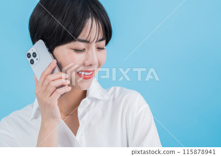 正在操作智慧型手機的女士。 115878941