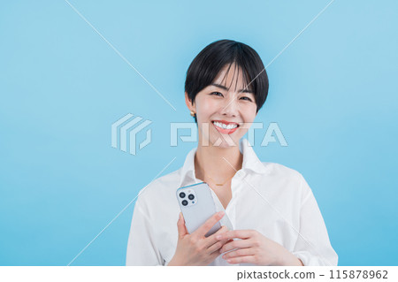 正在操作智慧型手機的女士。 115878962