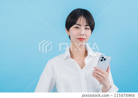 正在操作智慧型手機的女士。 115878968