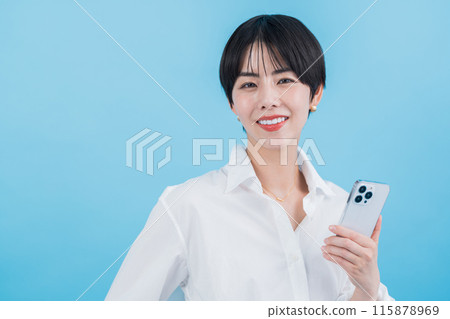 正在操作智慧型手機的女士。 115878969