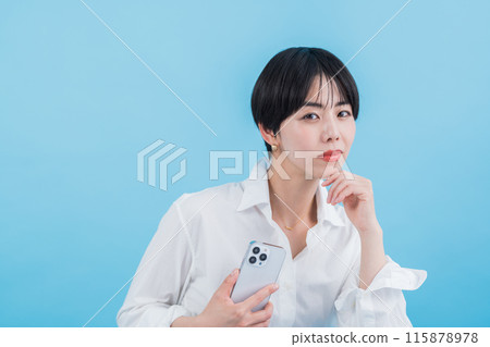 正在操作智慧型手機的女士。 115878978
