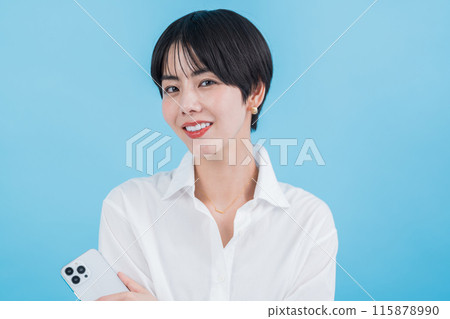 正在操作智慧型手機的女士。 正在操作智慧型手機的女士。 115878990