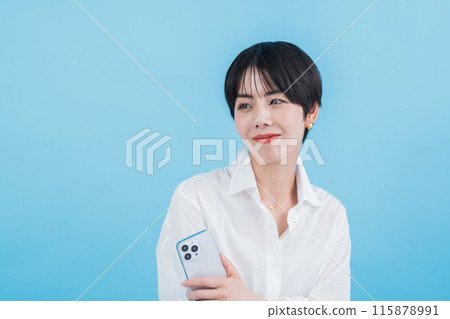 正在操作智慧型手機的女士。 正在操作智慧型手機的女士。 115878991