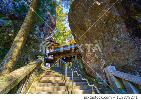 群馬縣高崎市的秋天,從榛名神社水屋頂的石階前往八立杉、大岩、新門。 群馬縣高崎市的秋天,從榛名神社水屋頂的石階前往八立杉、大岩、新門。 115879271