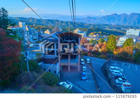秋日從群馬縣澀川市伊香保町伊香保索道向山麓藤城站(驛登木棲站)方向眺望 秋日從群馬縣澀川市伊香保町伊香保索道向山麓藤城站(驛登木棲站)方向眺望 115879283