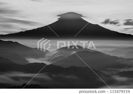 從清水區吉原看到的富士山和笠雲中的雲海 115879539
