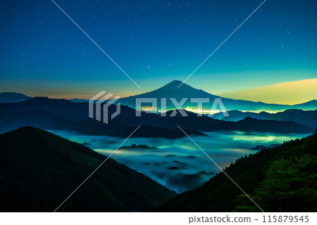 A sea of clouds, Mt. Fuji and the starry sky seen from Shimizu Yoshiwara at midnight 115879545
