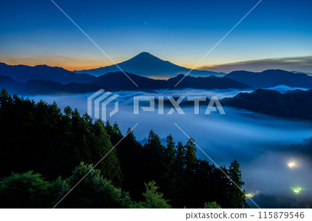 黎明時分,從清水區吉原看到雲海和富士山 黎明時分,從清水區吉原看到雲海和富士山 115879546