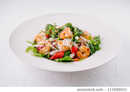 Gourmet shrimp salad with fresh greens 115880031