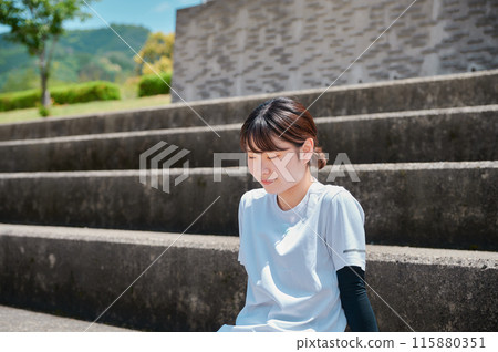 在公園運動的女性、運動服、健康 在公園運動的女性、運動服、健康 115880351