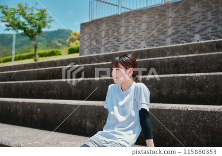 在公園運動的女性、運動服、健康 在公園運動的女性、運動服、健康 115880353