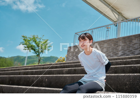 在公園運動的女性、運動服、健康 在公園運動的女性、運動服、健康 115880359