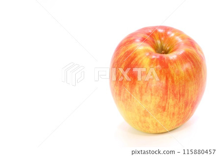 一整顆紅蘋果生長明亮的背景 115880457