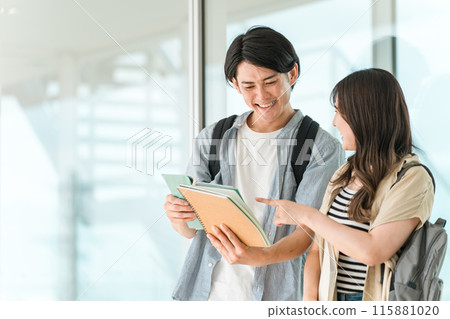 學生/大學男女看課本/筆記（校園生活/情人/情侶） 115881020