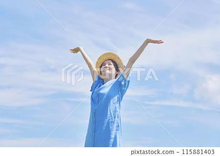 一個女人在戶外伸展 115881403