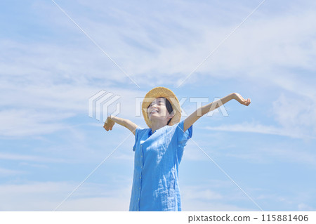 一個女人在戶外伸展 115881406