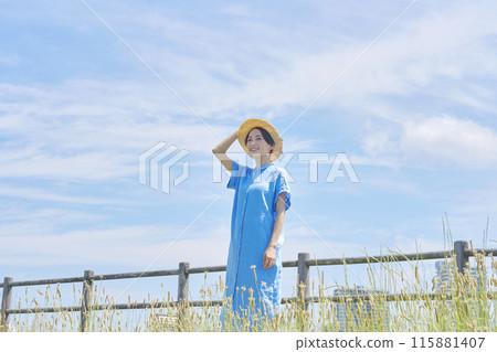 戶外戴草帽的女人肖像 115881407