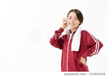 穿著球衣擦汗的女人 115881636