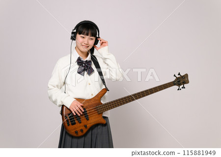 戴著耳機彈貝斯的高中女孩 115881949